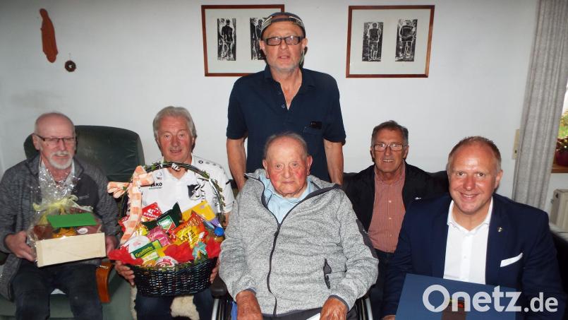 Von links: Patenkind Rudi Nittke, Ernst Kumeth gratulierten (sitzend, Mitte) dem Jubilar Rudolf Wilhelm zusammen mit (hinten, stehend) Sohn Rudolf sowie Hans Kumeth und Bürgermeister Marcus Eichenmüller. Bild: e