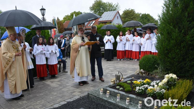 Am Grab der Resl am Friedhof in Konnersreuth beteten die Gläubigen um die Seligsprechung der Resl. Links Bischof Dr. Rudolf Voderholzer. Bild: jr