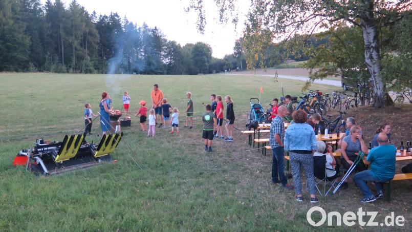 Sehr gut kommt das Stockbrot bei den kleinen Sportlern an. Sie bereiten es selbst über dem offenen Feuer auf Haselnussstecken zu. Bild: Bernhard Walter/exb