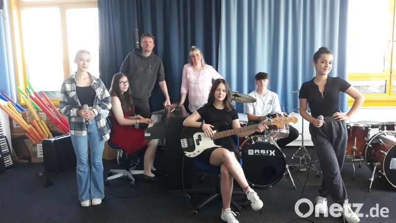 Kristina Bondarenko (Gesang), Michelle Auer (Klavier), Hailie-Jade Birner (Bass), Leon Reichlmeier (Schlagzeug), Ayla Öztekin (Gesang), dahinter Sandalo Lopez und Christine Schmeiler. Bild: pop