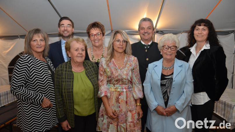 FU-Vorsitzende Michaela Reger (vorne, Mitte) würdigt mit Landtagsabgeordnetem Stephan Oetzinger, stellvertretender FU-Kreisvorsitzender Bernadette Dechant aus Regensburg, sowie Bürgermeister Andreas Wutzlhofer (hinten, von links) Luise Schmidt-Huber und Theresia Wolfinger für 35 Jahre (von links) und Julia Braun (rechts) für 15 Jahre Mitgliedschaft. Auch Ehrenvorsitzende Lotte Hofmann (vorne, Zweite von rechts) gratuliert. Bild: dob