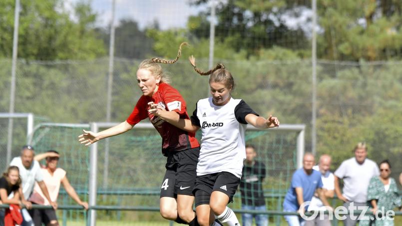 Anna Luschner (rechts) erzielte den Siegtreffer für den TSV Theuern. Archivbild: Hubert Ziegler