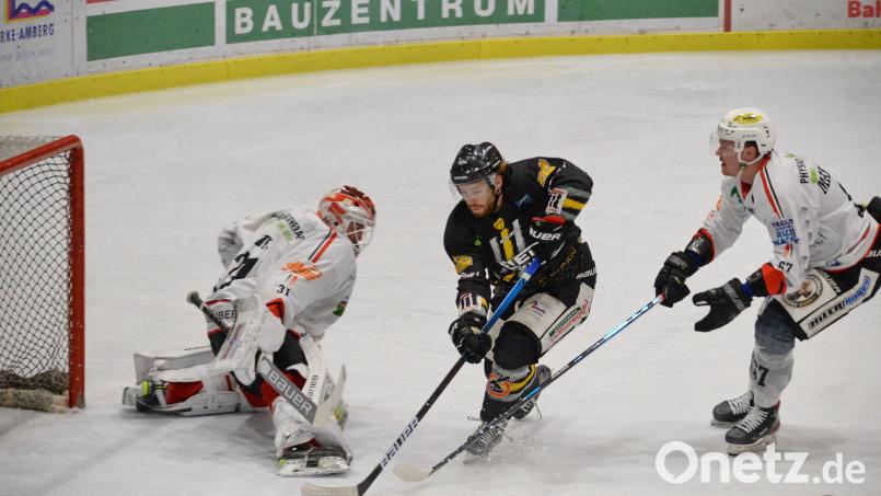 Brett Mennear (Mitte) bot beim Testspielsieg des ERSC Amberg gegen den EV Pegnitz seine starke Leistung. Archivbild: Andreas Brückmann