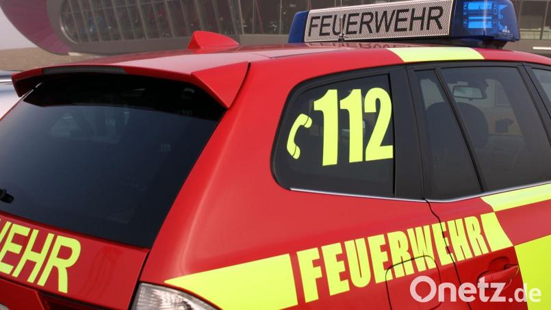 Aus einem Kamin in Windischeschenbach schlagen plötzlich Funken. Die Feuerwehr muss schnell handeln. Bild: Gerhard Götz