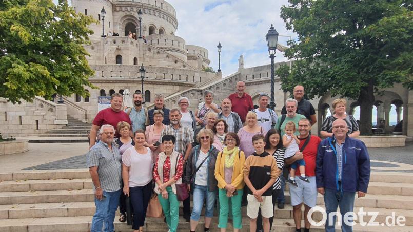 Erlebnisreiche Tage verbrachte eine Reisegruppe aus Bad Neualbenreuth in der ungarischen Partnergemeinde Vál. In Budapest (im Bild die Teilnehmer an der sogenannten Fischerbastei) stand die Besichtigung der Burg und des Parlaments auf dem Programm. Bild: Klaus Meyer/exb