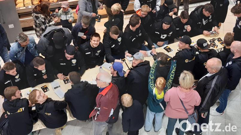 Eine angenehme Abwechslung zwischen Trainingseinheiten und Testspielen: Bei der Mannschaftsvorstellung des ERSC Amberg signierten die Spieler ihre Autogrammkarten. Bild: pa
