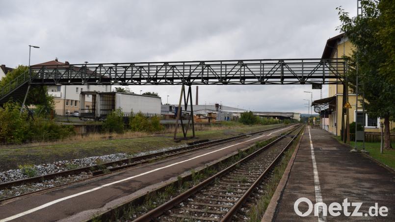 Im Rahmen der Elektrifizierung der Bahnstrecke muss die bestehende Fußgängerbrücke durch einen Neubau ersetzt werden. Wie dieser jedoch aussehen soll, ist noch völlig offen. Bild: bnr