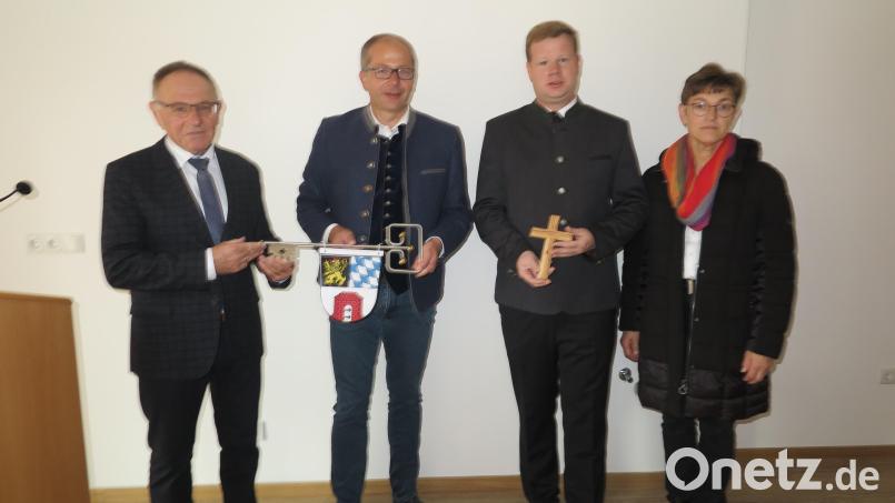 Architekt Gerhard Schultes (links) übergab Bürgermeister Roman Schäffler den Schlüssel. Prädikantin Gertraud Burkhardt und Stadtpfarrer Thomas Kraus (von rechts) stellten den Neubau unter Gottes Segen. Bild: jzk
