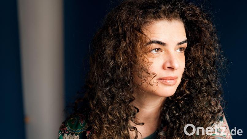 Gün Tank ist Tochter einer Mutter der ersten Gastarbeitergeneration nach dem Krieg. Ihr und den anderen Frauen, die sich in Deutschland ein neues Leben aufgebaut haben, will sie mit ihrem Roman &quot;Die Optimistinnen&quot; ein Denkmal setzen. Bild: Heike Steiweg