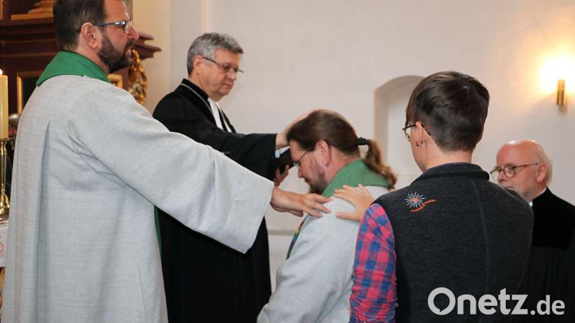 Von links: Diakon Saborowski, Dekan Karlhermann Schötz, Diakon Bernd Deyer, und die beiden Assistenten Marlen Aures und Pfarrer Matthias Ahnert Bild: gru