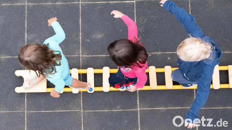 Es ist ein Balanceakt: Es fehlen gut ausgebildete Erzieher. Weshalb zwei Kindertagesstätte-Leiterinnen nun einen Brief geschrieben haben. Bild: Sebastian Kahnert/dpa