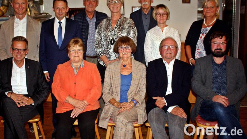 Neu gewählt wurde die Vorstandschaft des Fördervereins für Schwerkrankte mit vorne sitzend von links:Alexander Brittinger, Gabriele Hagemann, Waltraud Koller-Girke, Bernhard Steghöfer, Robert Weiß, dahinter die Beiräte. Bild: R. Kreuzer
