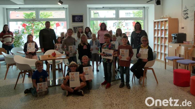 Zahlreiche Preise wurden bei der Siegerehrung des Sommerferien-Leseclubs 2022 vergeben. Mit im Bild das Stadtbücherei-Team und Bürgermeister Stefan Grillmeier (hinten links). Bild: Sabine Doß/exb