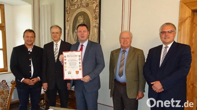 Der Bürgermeister des Marktes Kipfenberg, Christian Wagner (Mitte), unterzeichnete bei der Jahrestagung der Ortsfreundschaft Leuchtenberg die Beitrittserklärung. Bild: hm