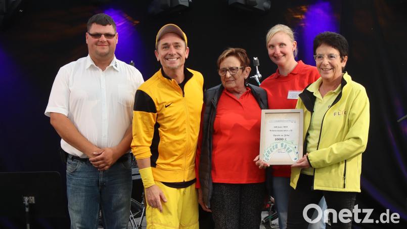 V.l.n.r.: Manuel Neidl (1. Vorstand AKV), Andreas Donauer alias Donikkl, Gunfda Sigl (Kassiererin AKV), Sonja Oppermann (2. Vorstand AKV), Margit Meier (1. Vorstand Flika e.V.) Bild: mfh