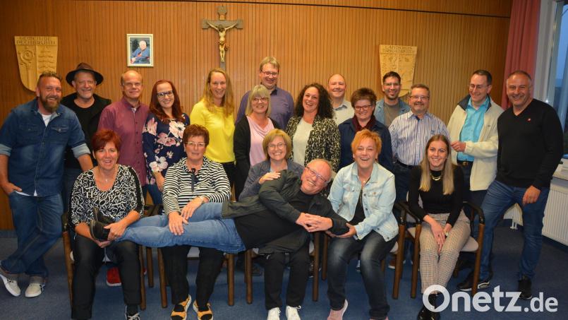 19 Schauspieler sind bei den bunten Abenden des „Pechlattenfixner Dorftheaters“ im Oktober mit dabei. Die Truppe um Spielleiter Toni Krisch – hier ausgestreckt in der ersten Reihe – zeigte sich bei der Vorstellung des Programms bestens gelaunt. Bild: jr
