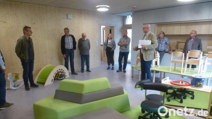 Der Marktrat informierte sich vor Ort über den Baufortschritt im neuen Kindergarten in Schwarzhofen. Bild: mad