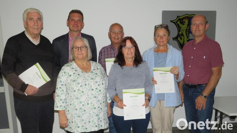 Zahleiche Auszeichnungen für zehn- bis 60-jährige Zugehörigkeit stehen in der Jahreshauptversammlung der Siedlergemeinschaft an, aber nur ein Teil der Vereinsjubilare holt die Urkunden und Nadeln persönlich ab. Allen anderen wird die Ehrung später übergeben. Bild: adj