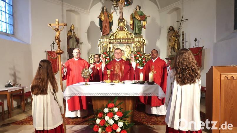 Mit Pfarrer Markus Brunner (Mitte) als Zelebrant und Prediger feierten (von links) Diakon Dieter Gerstacker, Stadtpfarrer Pater Robin Xavier und Pfarrvikar Pater Jimmy Joseph das Patrozinium der Bergkirche. Bild: rha