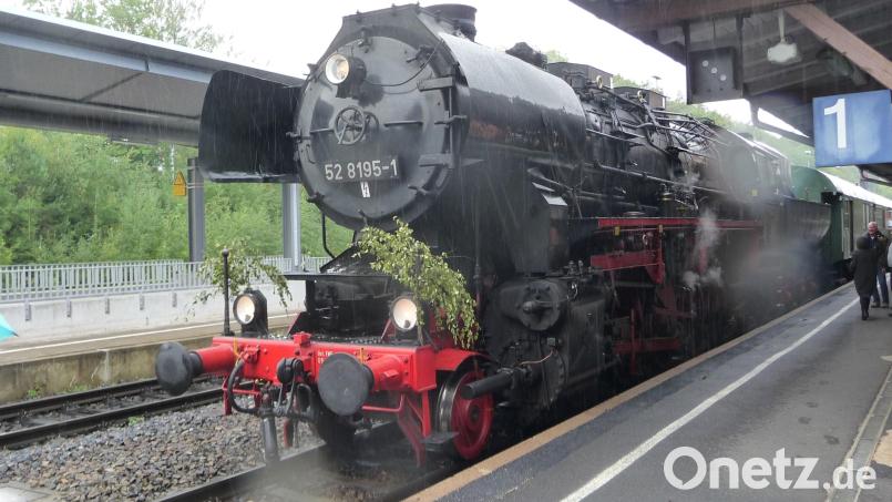 Unsere Aufnahme zeigt eine historische Dampflok der Baureihe 52 mit dem beachtlichen Gewicht von 136 Tonnen und nicht minder starken 1650 PS mit ebenfalls einer historischen Wagengarnitur bei der Einfahrt in den Bahnhof Neukirchen. Bekanntlich endete die Dampflokära auf der Ostbahnstrecke Nürnberg - Amberg - Schwandorf 1975. Bild: wsl