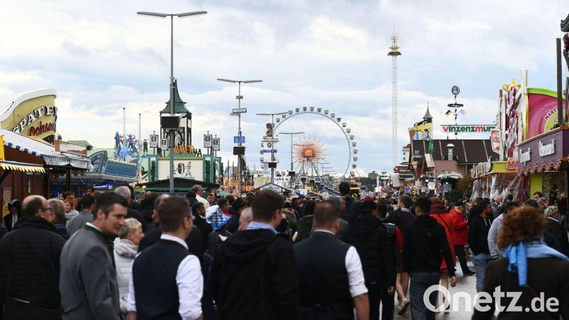 Das Riesenrad dreht sich auf der Theresienwiese auf dem Münchner Oktoberfest. Bild: Felix Hörhager/dpa/Archivbild