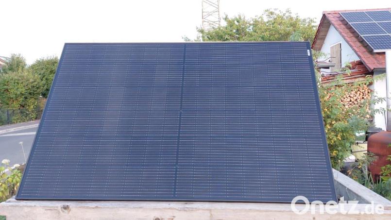 Solarstrom vom Balkon: Für solche kleinen Anlagen gibt es einen städtischen Zuschuss von 100 Euro. Bild: Franz Bleicher/exb