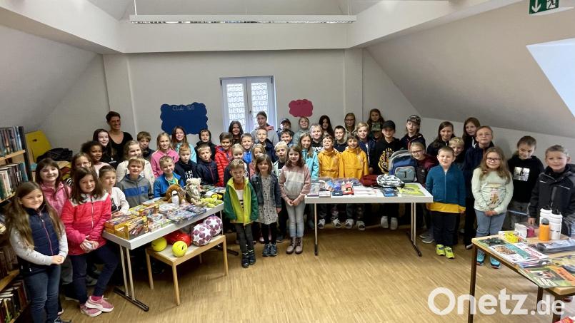 Über viele Preise dürfen sich die Mädchen und Buben freuen, die an der Leseolympiade der Pfarr- und Gemeindebücherei.Parkstein teilgenommen haben. Bild: adj