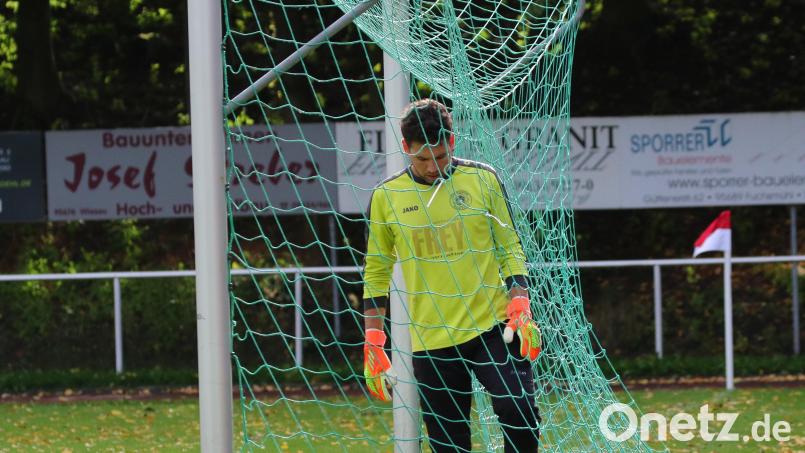 Der Wiesauer Keeper Flavio de Sousa Batista holt nach dem zwischenzeitlichen 0:5 den Ball aus dem Netz. Die SpVgg Wiesau kassierte gegen den TSV Waldershof eine hohe Heimniederlage. Bild: Dieter Jäschke