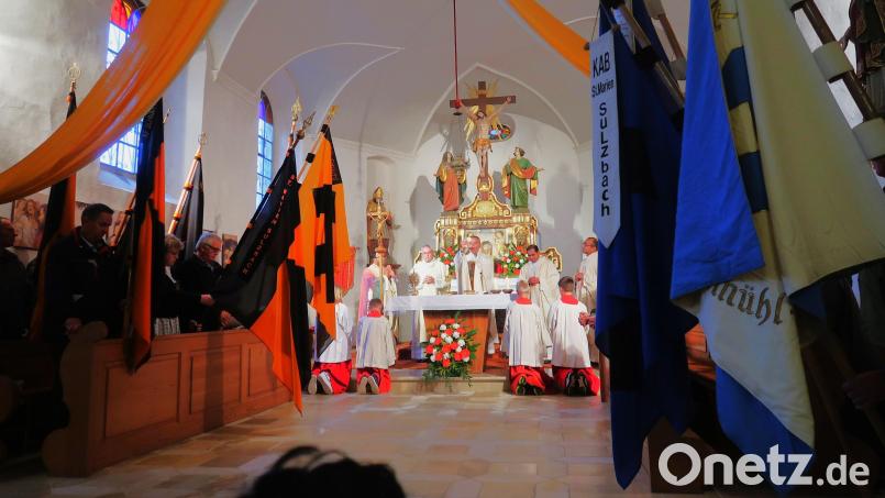 Eingerahmt von 14 Bannern feiern Hauptzelebrant Pfarrer Josef Irlbacher (Mitte) und seine Mitbrüder die Eucharistie in der Bergkirche. Bild: rha