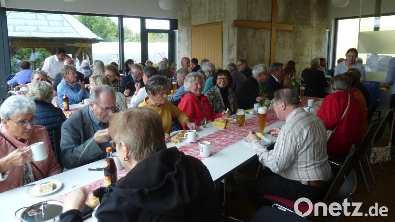 Die Gläubigen aus den drei Pfarreien feiern den Tag der Pfarreiengemeinschaft und genießen das Beisammensein. Bild: bk