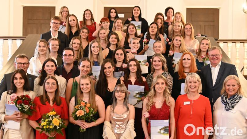 Die erfolgreichen Absolventen der Berufsfachschule für Krankenpflege. Vorne (von links) die Prüfungsbesten Katharina Kirsch, Linda Schwab und Vanessa Kost, dahinter Klinikumsvorstand Manfred Wendl. Vorne (von rechts) Pflegedirektorin Kerstin Wittmann, die stellvertretende Leiterin der Berufsfachschule, Gabriele Fritz-Blendinger, dahinter Oberbürgermeister Michael Cerny. Bild: gf
