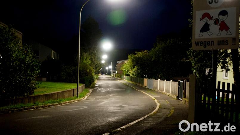 Hell erleuchten 209 noch nicht auf Sparkurs gebrachte Straßenlaternen, wie hier die SOS-Kinderdorf-Straße, die Verkehrswege und Plätze. Durch energiesparende Lampen sollen sie ersetzt werden. Es könnte dunkel werden, befürchtet Gemeinderat Bernhard Söllner und regte an, zwei Leuchtkörper zum Vergleich zu installieren oder eine bereits umgerüstete Kommune zu besuchen. Bild: bkr
