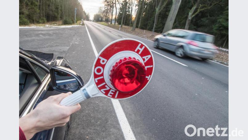Bei einem 21-Jährigen entdeckte die Polizei ein Springmesser. Bild: Armin Weigel/dpa