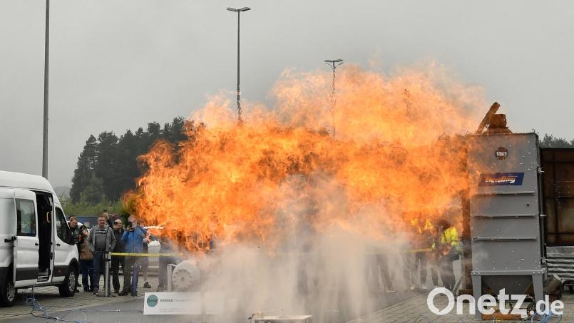 Die Teilnehmer eines Seminars für Brand- und Explosionsschutz der Herding-Akademie erlebten etliche Explosionen zu Demonstrationszwecken. Bild: Petra Hartl