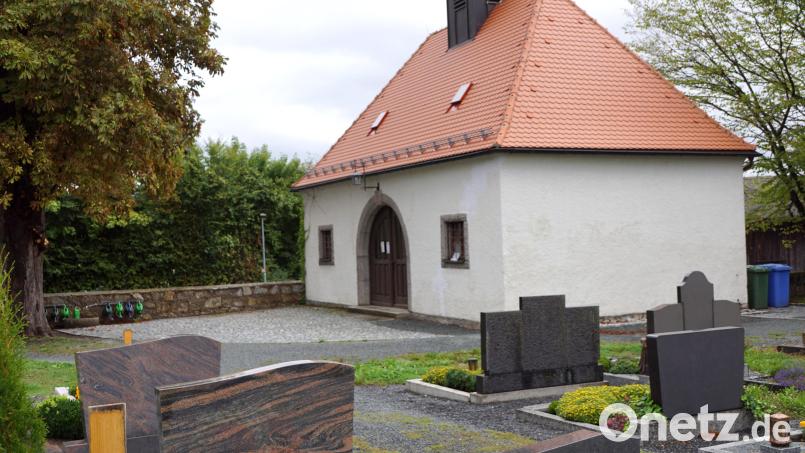 Bei der Kulmainer Friedhofshalle soll unter anderem der Vorplatz vergrößert werden. Die entsprechenden Arbeiten vergab jetzt der Gemeinderat. Bild: bkr