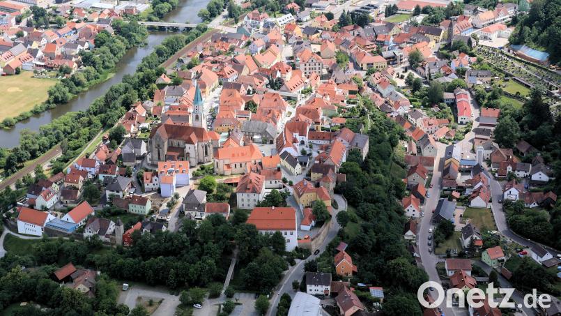 „Oberstadt“ und „Unterstadt“ sind die beiden förmlich festgelegten Sanierungsgebiete in Nabburg. Dort können Zuschüsse für Umbauten fließen. Luftbild: Alois Köppl
