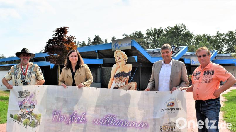 Bobby Gebhardt (von links), Kulturmanagerin Birgit Plößner, Bürgermeister Edgar Knobloch und Ernst Brock haben die Stilikone Marilyn Monroe in die Mitte genommen. Schließlich gibt es beim Streetfood Festival einen Burger, der nach ihr benannt wurde. Bild: rgr