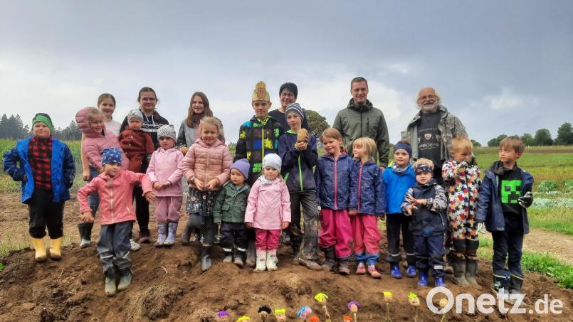 Die Kinder waren mit Begeisterung beim Kartoffelfeuer dabei. Mit dabei waren unter anderem (hinten, von rechts) FGV-Vorsitzender Martin Exner, Bürgermeister Wolfgang Söllner und Irene Pöllath von der Dorfgemeinschaft Hermannsreuth. Mit im Bild der neue "Kartoffelkönig" mit Krone Jeremias Küspert. Bild: soj