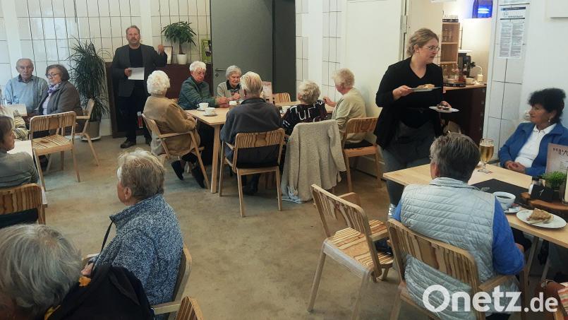 Einen gemütlichen Nachmittag verbrachten die Brander Senioren im "Schwebenden Schlachthaus". Bürgermeister Bernhard Schindler (hinten) informierte über Projekte in der Gemeinde. Bild: ld
