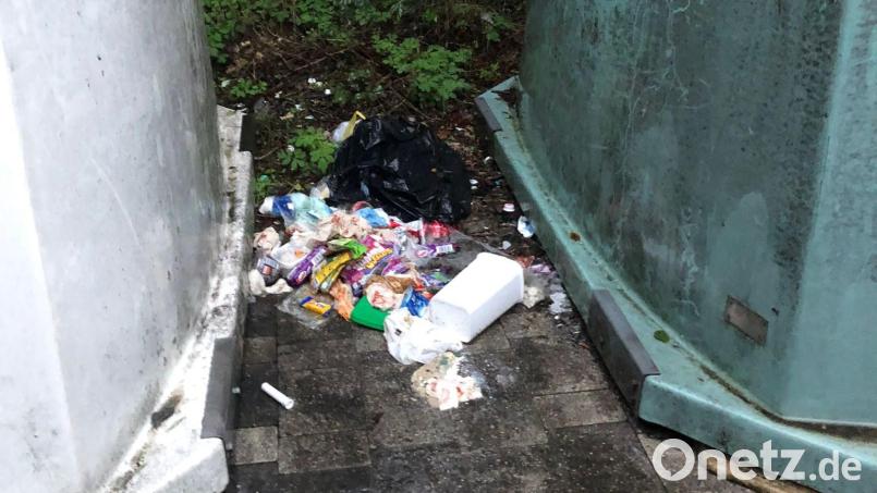 So sieht es immer wieder auf dem Containerplatz aus: Hausmüll wird einfach auf den Boden geworfen. Bild: Gemeinde Etzenricht/exb