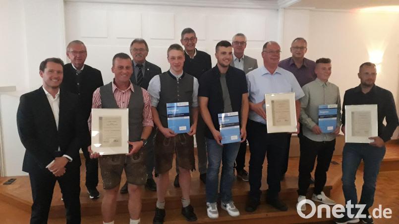 Die Prüfungsbesten der Fliesenleger und Firmenvertretern der besten Ausbildungsbetrieben bei der Ehrung. Ausgezeichnet wurden auch Fabian Strohmeier (vorne, Vierter von rechts) und Firmenchef Alois Gradl (vorne, Dritter von rechts). Bild: Bauinnung/exb