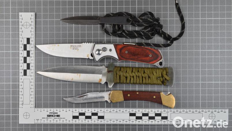 Bundespolizisten stellten bei einem 46 Jahre alten Slowaken in Furth im Wald diese vier Messer sicher. Bild: Bundespolizei