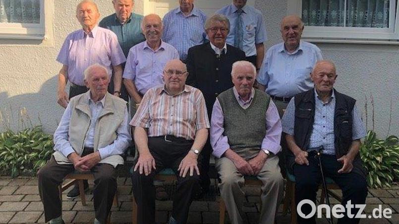Zahlreiche langjährige Mitglieder des Trabitzer Männergesangvereins ehrte Vorsitzender Konrad Bauer (stehend, Zweiter von rechts). Seit 65 Jahren aktiv dabei sind Anton Hey und Hermann Bauer (sitzend, rechts und Dritter von rechts) sowie Anton Grausam (links, Mitte), seit 60 Jahren Josef Sloot (sitzend, Zweiter von rechts) und Heinrich Bauer (stehend, Zweiter von links). Bild: bjp