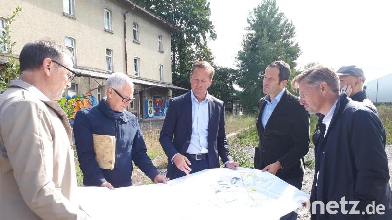 Beim früheren Bahnhof auf der ehemaligen Bahntrasse, wo künftig die Bundesstraße 299 im Abschnitt Waldsassen und Kondrau verlaufen soll, informierten Vertreter des Bauamts Amberg-Sulzbach über den aktuellen Stand. Von links Bernd Sommer, Gerhard Kederer, Tobias Bäumler, Albert Rupprecht, Tobias Rupprecht und Karlheinz Hoyer. Bild: pz