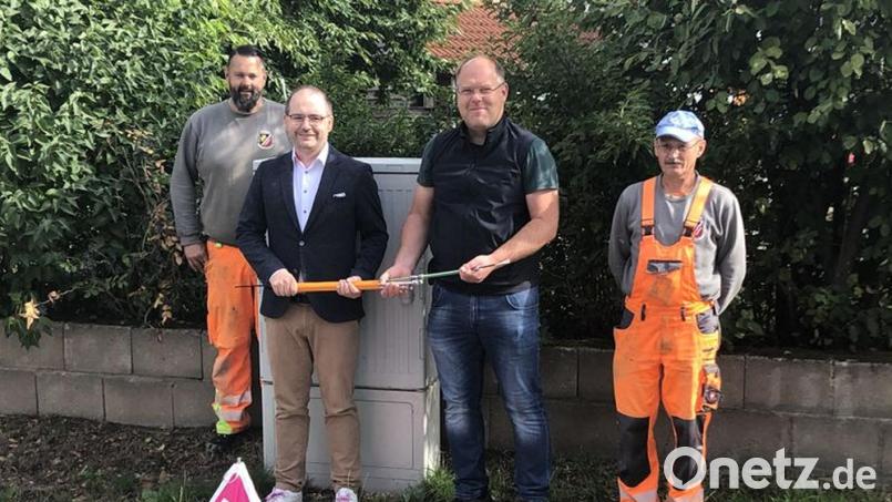 Gemeinsam mit Bauhofmitarbeitern weihten Bürgermeister Thorsten Hallmann (Zweiter von rechts) und Rainer Spiegel von der Telekom die Glasfaserleitungen für die Weiler der Gemeinde Schwarzenbach ein. Bild: bjp