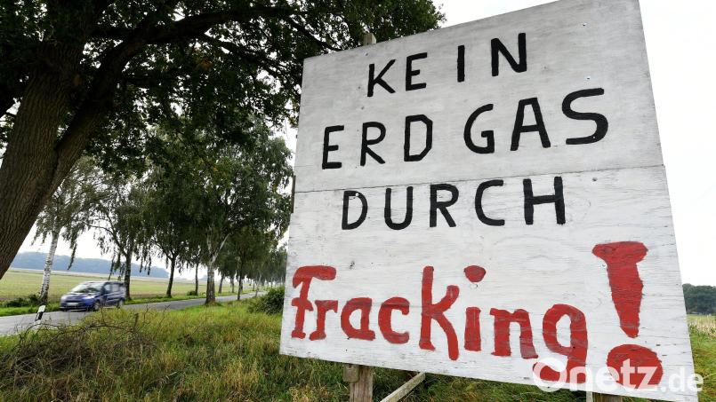 Protest an der Ortsgrenze von Dudensen in Niedersachsen: Die Nachbarn der Förderanlagen fürchten Schadstoffbelastungen durch Fracking. Jetzt fordert die bayerische FDP, die Gasförderung auszubauen. Archivbild: Holger Hollemann