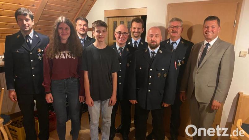 Annalena Brey und Simon Stahl sind neue aktive Mitglieder der Feuerwehr Vöslesrieth. Über dieses Engagment freuen sich Vorstand und Bürgermeister Rainer Rewitzer. Bild: bey