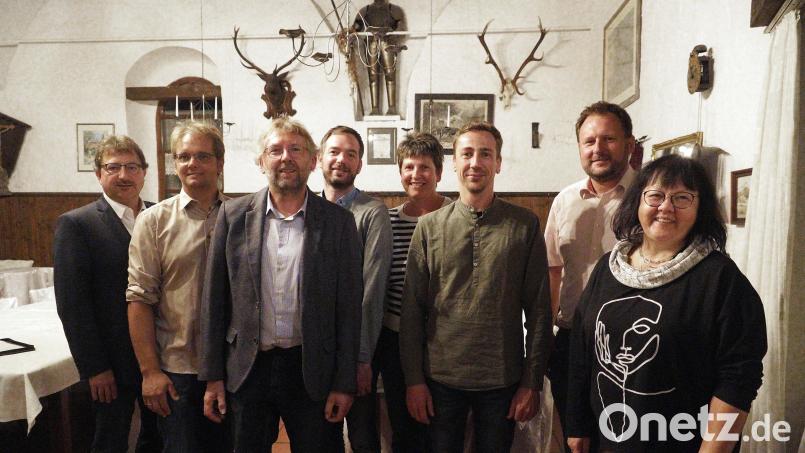 Hermann Schraml (Dritter von links) ist weiterhin Vorsitzender der Freien Wähler. Weiter machen auch Kassier und Schriftführer Michael Zapf, die Zweiten Vorsitzenden Andreas Prechtl und Klaus Wegmann, sowie die Beisitzer Ute Barde, Philipp Lippert, Martin Sertl und Liane Preininger (von links). Bild: Freie Wähler Kemnath/exb