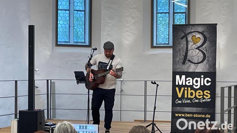 Ben Stone spielte in der Nabburger Marienkirche. Bild: Marko Pammer/exb