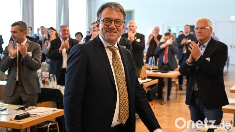 Thomas Karmasin (Mitte, CSU), ist seit Mei neuer Präsident des bayerischen Landkreistage. Er warnt, das Kommunen wegen der Zahl der Flüchtlinge wieder Turnhallen belegen müssten. Archivbild: Sven Hoppe